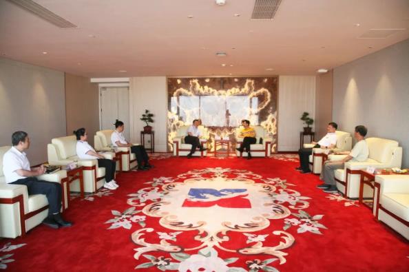 陕西服装学院及五零五药业吕明董事长一行到访350vip8888新葡的京集团股份 陕西服装学院及五零五药业吕明董事长一行到访350vip8888新葡的京集团股份