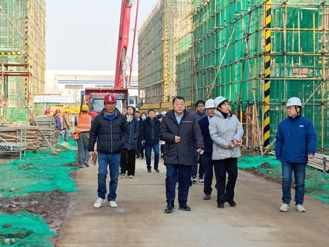 350vip8888新葡的京集团股份董事长邢雅江携经营管理团队一行对草堂建设项目施工现场进行视察